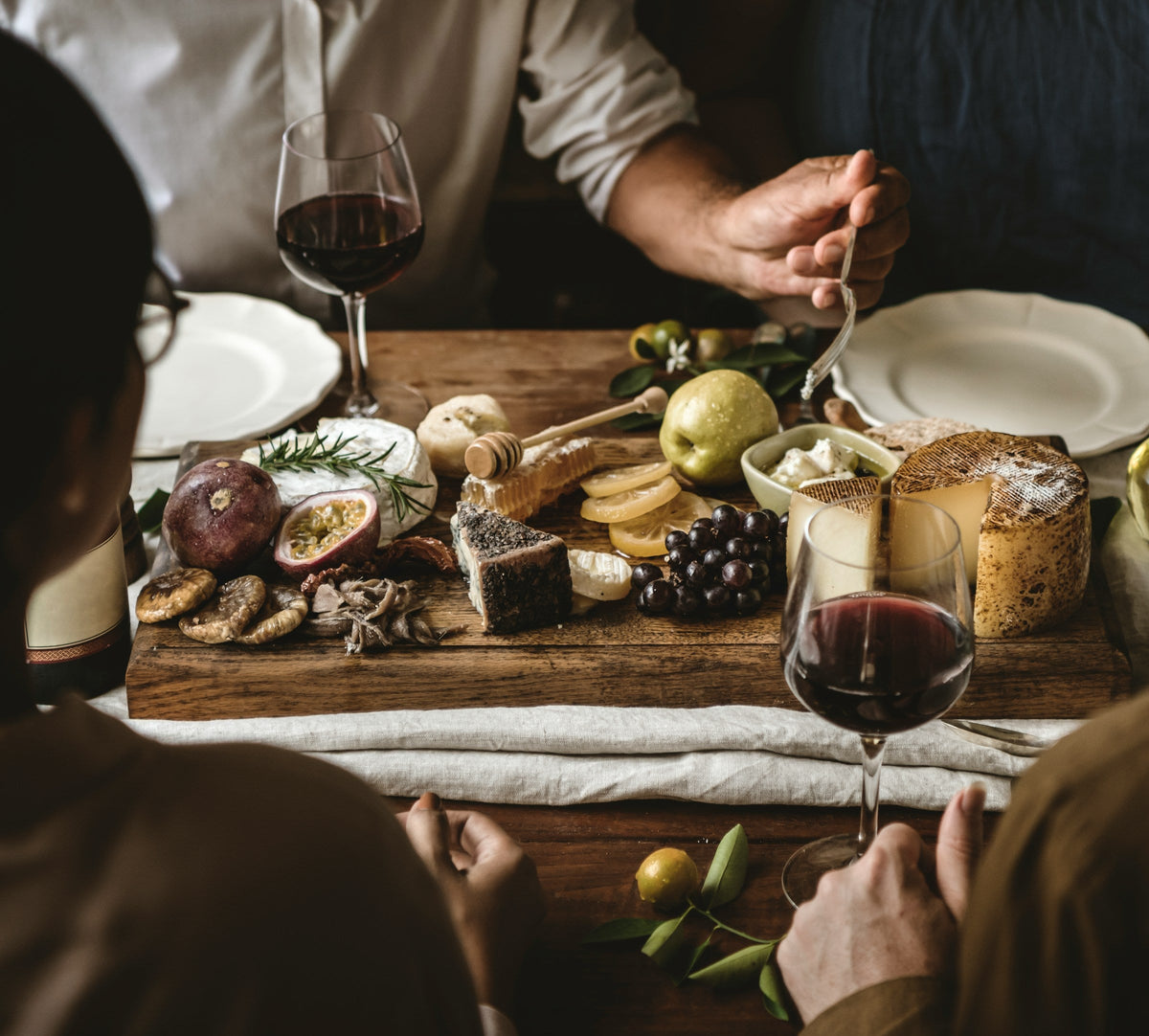 Food Pairing, co do czego? Przewodnik po łączeniu win z Winnicy Pałac Mała Wieś z jedzeniem.